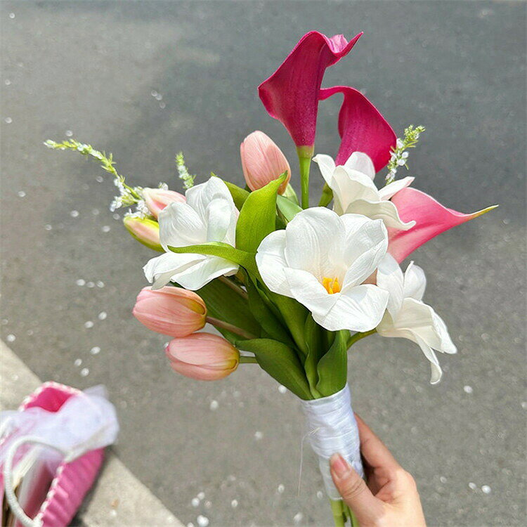 ホワイトピンク　ブーケ 　チューリップ 　オランダカイウ 花束 ブーケブーケウェディングブーケ/造花ブーケ/ブライダルブーケ/トスブーケ/結婚式/花束　卒業 入学 壮瞥 父の日 お中元 ひな祭り 桃の節句 誕生日 花ギフト お供え 開店祝い