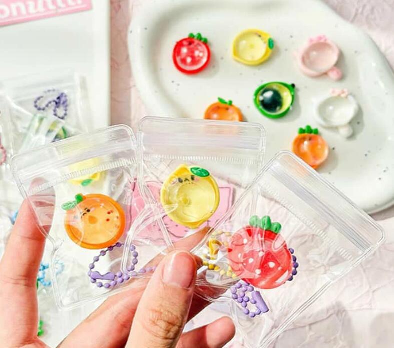 この商品は、フルーツをモチーフにしたミニサイズのスクイーズ玩具です。 この商品は、安全で無毒なtpr素材を使用しています。 開封の瞬間に倍増する楽しさを体験し、どのフルーツ型おもちゃが届くか楽しみにしていてください！ 一つ一つが個別に包装されているため、誕生日やクリスマス、バレンタインデー、パーティーのプレゼントとしてもぴったりです。 ぜひ、贈り物としてもご利用ください。 コンパクトなサイズで、どこでも簡単に持ち運べ、ストレスがたまった時にいつでも気軽に握ってストレスを解消できます。 サイズ f サイズについての説明 サイズ：f 素材 tpr 色 30個セット（ランダム発送） 備考 ●サイズ詳細等の測り方はスタッフ間で統一、徹底はしておりますが、実寸は商品によって若干の誤差(1cm〜3cm )がある場合がございますので、予めご了承ください。 ●製造ロットにより、細部形状の違いや、同色でも色味に多少の誤差が生じます。 ●パッケージは改良のため予告なく仕様を変更する場合があります。 ▼商品の色は、撮影時の光や、お客様のモニターの色具合などにより、実際の商品と異なる場合がございます。あらかじめ、ご了承ください。 ▼生地の特性上、やや匂いが強く感じられるものもございます。数日のご使用や陰干しなどで気になる匂いはほとんど感じられなくなります。 ▼同じ商品でも生産時期により形やサイズ、カラーに多少の誤差が生じる場合もございます。 ▼他店舗でもを共有して販売をしている為、受注後欠品となる場合もございます。予め、ご了承お願い申し上げます。 ▼出荷前に全て検品を行っておりますが、万が一商品に不具合があった場合は、お問い合わせフォームまたはメールよりご連絡頂けます様お願い申し上げます。速やかに対応致しますのでご安心ください。