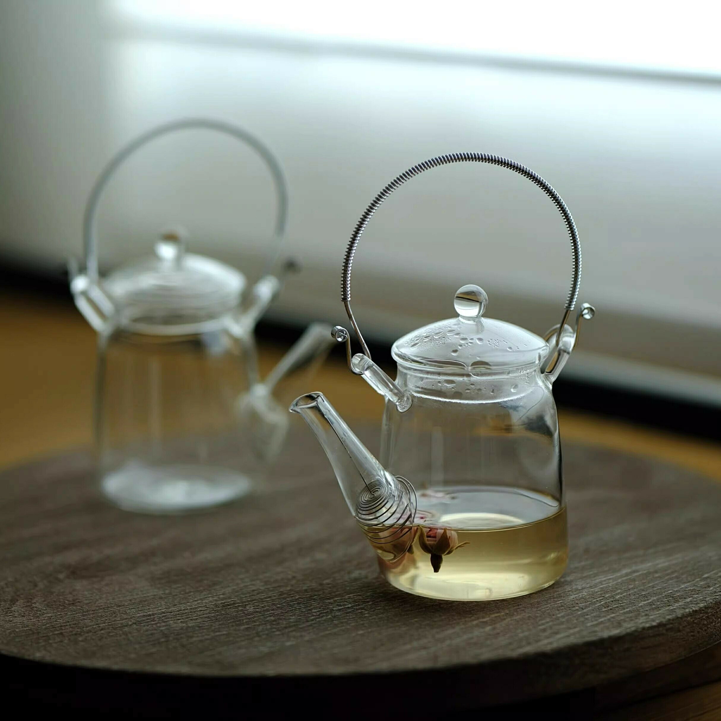 日本茶、中国茶、紅茶やハーブティーなどお茶の色味が楽しめるガラスのティーポット。また耐熱ガラスなので色や、においがうつりにくいです。持ちやすい蓋と取っ手が特徴のティーポットになっており、ポットの中にはガラスの茶こしが付いています英国のティータイムを思わせる優雅なティーセットです。【ティーポット】容量:約500mlサイズ(約):直径 6cm /高さ 18.5cm取扱注意:レンジ×/ オーブン×/ 食洗機×急な温度変化で割れることがあります。ガラス製品特有の気泡や表面の細かいキズがみられる場合があります。本製品はひとつひとつ丁寧に手作りしております。大きさ、形など、若干異なる場合があります。1つ1つ手作りの為、どうしても歪みが出てしまう個体があります。お客様のご都合（イメージの違い、サイズ間違い、誤購入などです）によるキャンセル?返品?交換?返金はご遠慮させていただいています。購入前にご確認をお願い致します。パーティーハロウィンおうち時間おうちカフェ新生活ギフト