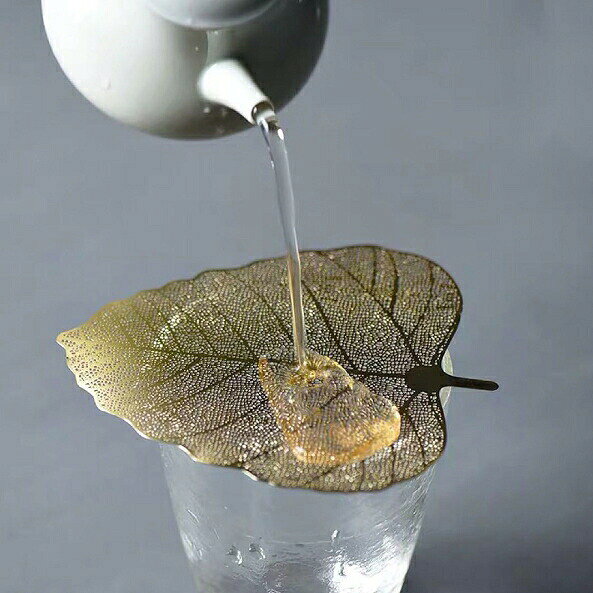 ■菩提樹葉 茶漉し長さ 11.5cm / 幅 10cm / 厚さ 0.2mmカラー：金、ゴールド材質：ステンレス・菩提樹の葉の形を模した茶こしです・ごく薄く、繊細で透けた葉脈のデザインが茶湯の流れを美しくみせます※持ち手の文字表示面が下になるようお使いください。ティーストレーナーティーストレイナー茶道具茶道中国茶台湾茶泡茶煎茶中国茶器台湾茶器茶器紅茶ハーブティーアフタヌーンティー