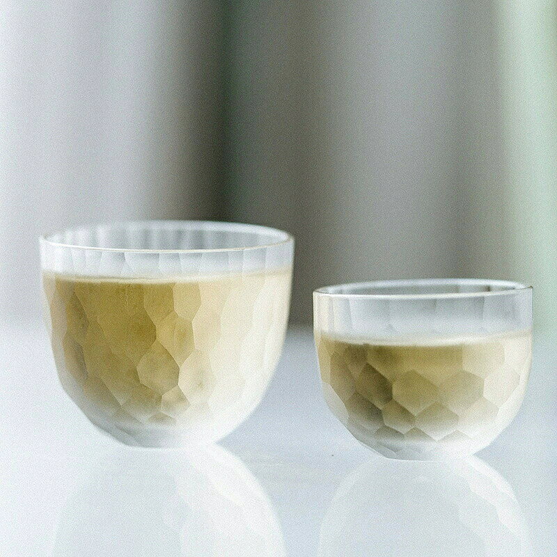 茶湯の水色を美しくみせるガラス製の茶杯です。耐熱ですが、熱い湯や飲み物を注ぐ際は温度差にご注意ください。ガラス製品は割れ物です。取り扱いには十分ご注意ください。柄の出方や色の濃さ、サイズや容量には個体差があります。商品の色味は、お客様のお使いのモニター設定、お部屋の照明等により実際と異なる場合がございます。上記理由による、返品?交換はお受けできません。ご了承の上お買い求め下さいますようお願い致します。