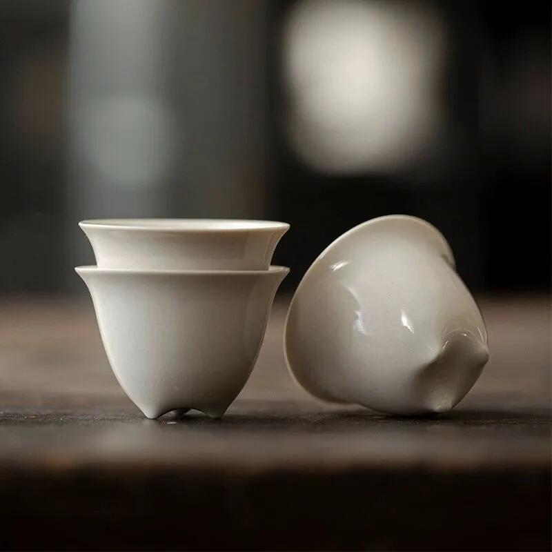 野山を思わせる暖かみのある草木灰の茶杯です華やかで品のある美しいデザインです手になじみやすく大変使いやすいサイズです。耐熱ですが、熱い湯や飲み物を注ぐ際は温度差にご注意ください。磁製品は割れ物です。取り扱いには十分ご注意ください。材質の特製上、色や風合いが写真と異なる場合があります商品の色味は、お客様のお使いのモニター設定、お部屋の照明等により実際と異なる場合がございます。上記理由による、返品交換はお受けできません。ご了承の上お買い求め下さいますようお願い致します。