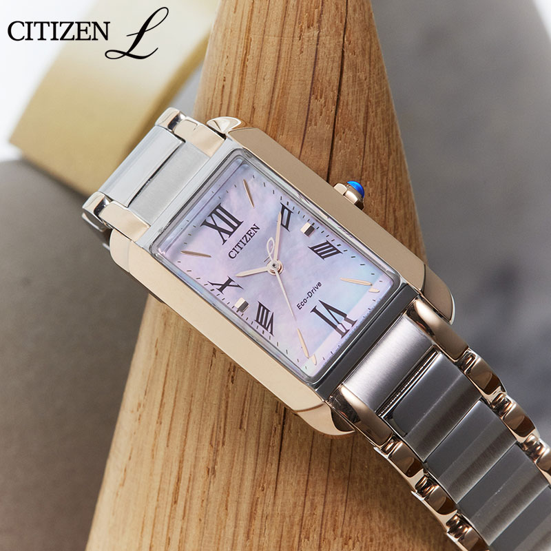 シチズン[CITIZEN]シチズン時計は、腕時計の部品から、完成時計の組立・調整まで自社一貫製造できるマニュファクチュールであり、世界約140の国と地域でビジネスを展開しています。1918年の創業以来、”Better Starts Now”「どんな時であろうと『今』をスタートだと考えて行動する限り、私たちは絶えず何かをより良くしていけるのだ」という信念のもと、機械式から始まり、世界に先駆けて開発した光発電技術「エコ・ドライブ」や、最先端の衛星電波時計など、常に時計の可能性を考え、開発を重ねてきました。シチズン時計はこれからも時計の未来を切りひらいていきます。人気の「SQUARE Collection」に長角ケースモデルが登場。海と陸をつなぐ境界線“岸辺”にインスピレーションを得たエレガントなデザインです。・豊かな生命の宝庫であり、生態系の境界でもある“岸辺”に着想を得た、エレガントなデザインです。・ダイナミックなラインと柔らかな稜線を生かしたケースが、ラグジュアリーな佇まいの中に、繊細な雰囲気を漂わせています。・凜とした表情のローマ数字インデックスを採用。斜めにカットされたガラスが豊かな光の反射を生み出し、りゅうずには、地球の美しさを象徴するブルーポイントをあしらいました。型番EW5624-54Yケース材質：ステンレス一部めっき（ウォームゴールド色）サイズ約：縦×横19.5mm×厚7.5mmベルト幅：14mmベルト材質：ステンレス一部めっき（ウォームゴールド色）カラー：シルバー×ゴールドムーブメントソーラー クォーツ (電池式)機能キャリバーNo.B035-04M精度:月差±15秒充電警告機能過充電防止機能フル充電時約7ヶ月可動白蝶貝文字板文字板部品:一部再生素材りゅうず:ガラスセラミックス（ブルー色）入インターチェンジャブル構造（バンド交換が簡単）風防素材:カーブカットサファイアガラスバンド留金タイプ:両プッシュ観音開きタイプ防水機能防水性：5気圧防水付属品CITIZEN純正BOX保証書※SDGs(環境問題)への取り組みの一環として、紙の説明書が付属しないブランドがございます。予めご了承くださいませ。この商品のお問い合わせ番号PPR-item-73629選ばれているキーワードレディス 女性 女性用 女子 女子用 女性腕時計 レディース腕時計 レディースウォッチ 仕事 仕事用 ビジネス ビジネス用 社会人 新社会人 誕生日 誕生日プレゼント 記念日 結婚記念日 お祝い 贈り物 プレゼント ギフト 入学祝 入学祝い 卒業祝 卒業祝い 就職祝 就職祝い 成人 成人式 成人祝い 母の日 母の日プレゼント 母の日ギフト クリスマス クリスマスプレゼント クリスマスギフト 恋人 ホワイトデー 彼女 妻 嫁 さん 奥さん ママ 母 お母さん 母さん 母親 娘 孫 姪 姪っ子 おばあちゃん 義母 義母さん お義母さん 友達 ファッション レディースファッション レディスファッション 学生 学生用 学校 学校用 遠足 旅行 修学旅行 可愛い かわいい カワイイ 大人 大人可愛い 大人かわいい 大人カワイイ お洒落 おしゃれ オシャレ お出かけ おでかけ デート 10代 20代 30代 40代 50代 60代 70代 80代 メーカー希望小売価格はメーカーサイトに基づいて掲載していますシチズン[CITIZEN]シチズン時計は、腕時計の部品から、完成時計の組立・調整まで自社一貫製造できるマニュファクチュールであり、世界約140の国と地域でビジネスを展開しています。1918年の創業以来、”Better Starts Now”「どんな時であろうと『今』をスタートだと考えて行動する限り、私たちは絶えず何かをより良くしていけるのだ」という信念のもと、機械式から始まり、世界に先駆けて開発した光発電技術「エコ・ドライブ」や、最先端の衛星電波時計など、常に時計の可能性を考え、開発を重ねてきました。シチズン時計はこれからも時計の未来を切りひらいていきます。人気の「SQUARE Collection」に長角ケースモデルが登場。海と陸をつなぐ境界線“岸辺”にインスピレーションを得たエレガントなデザインです。・豊かな生命の宝庫であり、生態系の境界でもある“岸辺”に着想を得た、エレガントなデザインです。・ダイナミックなラインと柔らかな稜線を生かしたケースが、ラグジュアリーな佇まいの中に、繊細な雰囲気を漂わせています。・凜とした表情のローマ数字インデックスを採用。斜めにカットされたガラスが豊かな光の反射を生み出し、りゅうずには、地球の美しさを象徴するブルーポイントをあしらいました。型番EW5624-54Yケース材質：ステンレス一部めっき（ウォームゴールド色）サイズ約：縦×横19.5mm×厚7.5mmベルト幅：14mmベルト材質：ステンレス一部めっき（ウォームゴールド色）カラー：シルバー×ゴールドムーブメントソーラー クォーツ (電池式)機能キャリバーNo.B035-04M精度:月差±15秒充電警告機能過充電防止機能フル充電時約7ヶ月可動白蝶貝文字板文字板部品:一部再生素材りゅうず:ガラスセラミックス（ブルー色）入インターチェンジャブル構造（バンド交換が簡単）風防素材:カーブカットサファイアガラスバンド留金タイプ:両プッシュ観音開きタイプ防水機能防水性：5気圧防水付属品CITIZEN純正BOX保証書※SDGs(環境問題)への取り組みの一環として、紙の説明書が付属しないブランドがございます。予めご了承くださいませ。