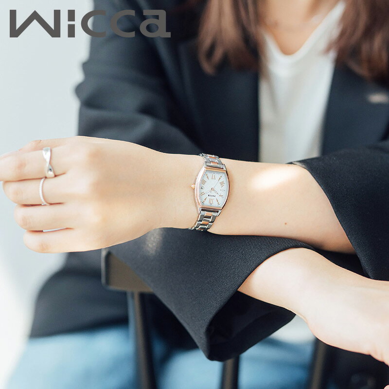 シチズン[CITIZEN]シチズン時計は、腕時計の部品から、完成時計の組立・調整まで自社一貫製造できるマニュファクチュールであり、世界約140の国と地域でビジネスを展開しています。1918年の創業以来、”Better Starts Now”「どんな時であろうと『今』をスタートだと考えて行動する限り、私たちは絶えず何かをより良くしていけるのだ」という信念のもと、機械式から始まり、世界に先駆けて開発した光発電技術「エコ・ドライブ」や、最先端の衛星電波時計など、常に時計の可能性を考え、開発を重ねてきました。シチズン時計はこれからも時計の未来を切りひらいていきます。・「inner star」をコンセプトにデザインした、ベーシックなトノー型モデル。「自分の中にスターを持つことで自信を持ち、前に進めますように」という想いを込めています。・既存のトノー型モデルよりもひとまわり大きなサイズ感で視認性を確保。ケースのやわらかな曲線を生かしつつ、ディテールのエッジをきわだたせて大人っぽい印象に仕上げています。・文字板中央に小さな幾何学形状を組み合わせたチェックのパターンを描き、繊細なきらめきを表現。1・5・7・11時の4ヵ所に、中央からはじけるような形状のインデックスを配置して軽やかさを演出しています。型番KS4-031-11ケース材質：ステンレスサイズ約：縦×横25mm×厚7.8mmベルト幅：12mmベルト材質：ステンレスカラー：ピンクゴールドムーブメント電波ソーラー クォーツ (電池式)機能月差±15秒（非受信時）パーペチュアルカレンダー時差設定機能受信局自動選択機能定時受信機能強制受信機能衝撃検知機能充電残量表示機能充電警告機能過充電防止機能パワーセーブ機能フル充電時約2.5年可動（パワーセーブ作動時）"付加仕様: 耐磁1種文字板:2ポイントクリスタルガラス入クリスタルガラス三ツ折れプッシュタイプキャリバーNo.H0F6防水機能防水性：5気圧防水付属品CITIZEN純正BOX保証書※SDGs(環境問題)への取り組みの一環として、紙の説明書が付属しないブランドがございます。予めご了承くださいませ。この商品のお問い合わせ番号PPR-item-73540選ばれているキーワードレディス 女性 女性用 女子 女子用 女性腕時計 レディース腕時計 レディースウォッチ 仕事 仕事用 ビジネス ビジネス用 社会人 新社会人 誕生日 誕生日プレゼント 記念日 結婚記念日 お祝い 贈り物 プレゼント ギフト 入学祝 入学祝い 卒業祝 卒業祝い 就職祝 就職祝い 成人 成人式 成人祝い 母の日 母の日プレゼント 母の日ギフト クリスマス クリスマスプレゼント クリスマスギフト 恋人 ホワイトデー 彼女 妻 嫁 さん 奥さん ママ 母 お母さん 母さん 母親 娘 孫 姪 姪っ子 おばあちゃん 義母 義母さん お義母さん 友達 ファッション レディースファッション レディスファッション 学生 学生用 学校 学校用 遠足 旅行 修学旅行 可愛い かわいい カワイイ 大人 大人可愛い 大人かわいい 大人カワイイ お洒落 おしゃれ オシャレ お出かけ おでかけ デート 10代 20代 30代 40代 50代 60代 70代 80代 メーカー希望小売価格はメーカーサイトに基づいて掲載していますシチズン[CITIZEN]シチズン時計は、腕時計の部品から、完成時計の組立・調整まで自社一貫製造できるマニュファクチュールであり、世界約140の国と地域でビジネスを展開しています。1918年の創業以来、”Better Starts Now”「どんな時であろうと『今』をスタートだと考えて行動する限り、私たちは絶えず何かをより良くしていけるのだ」という信念のもと、機械式から始まり、世界に先駆けて開発した光発電技術「エコ・ドライブ」や、最先端の衛星電波時計など、常に時計の可能性を考え、開発を重ねてきました。シチズン時計はこれからも時計の未来を切りひらいていきます。・「inner star」をコンセプトにデザインした、ベーシックなトノー型モデル。「自分の中にスターを持つことで自信を持ち、前に進めますように」という想いを込めています。・既存のトノー型モデルよりもひとまわり大きなサイズ感で視認性を確保。ケースのやわらかな曲線を生かしつつ、ディテールのエッジをきわだたせて大人っぽい印象に仕上げています。・文字板中央に小さな幾何学形状を組み合わせたチェックのパターンを描き、繊細なきらめきを表現。1・5・7・11時の4ヵ所に、中央からはじけるような形状のインデックスを配置して軽やかさを演出しています。 型番KS4-031-11ケース材質：ステンレスサイズ約：縦×横25mm×厚7.8mmベルト幅：12mmベルト材質：ステンレスカラー：ピンクゴールドムーブメント電波ソーラー クォーツ (電池式)機能月差±15秒（非受信時）パーペチュアルカレンダー時差設定機能受信局自動選択機能定時受信機能強制受信機能衝撃検知機能充電残量表示機能充電警告機能過充電防止機能パワーセーブ機能フル充電時約2.5年可動（パワーセーブ作動時）"付加仕様: 耐磁1種文字板:2ポイントクリスタルガラス入クリスタルガラス三ツ折れプッシュタイプキャリバーNo.H0F6防水機能防水性：5気圧防水付属品CITIZEN純正BOX保証書※SDGs(環境問題)への取り組みの一環として、紙の説明書が付属しないブランドがございます。予めご了承くださいませ。