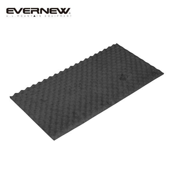 「Pinacle mat 100 T14/9」は、軽量化と快適性を両立した発泡ポリエチレン製マットです。 最大14mmの厚みを保持しながら、フォームを波型に削ることで軽量化とコンパクト化を実現。 Trail matと同様の適度な硬さを備え、肩からお尻までをカバーする全長100cmは、必要最低限の長さで荷物を増やさず快適な休息を提供します。 従来タイプのクローズドセルマットに比べ、点で支える独特な寝心地をプラスし、断熱性とクッション性を確保。 登山やキャンプでの就寝時に地面からの冷気を遮断し、体への負担を軽減します。 コストパフォーマンスに優れ、パッキングサイズも従来の14mm厚マットより小さくできるため、ULハイカーや軽量化を重視するアウトドア愛好者に最適なモデルです。 製品仕様 長さ：1,000mm 幅：500mm 厚さ：14mm 質量：150g 素材：発泡ポリエチレン 生産国：日本 【EVERNEW エバニュー】【キャンプ　登山】【アウトドア】　【スリーピング　マット】 ※商品内容につきましては、メーカーから予告なく変更される場合がございます。