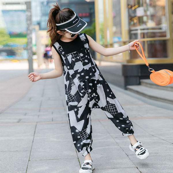 Rakuten - 子ども服 セットアップ キッズ 女の子 ノースリーブTシャツ+デッキパンツ 2点セット ブラック 個性プリントお洒落 韓国子供服 キッズ ガールズ 上下セット 海外旅行 リゾート 普段着 夏着 110cm 120cm 130cm 140cm 150cm 160cm 170cm