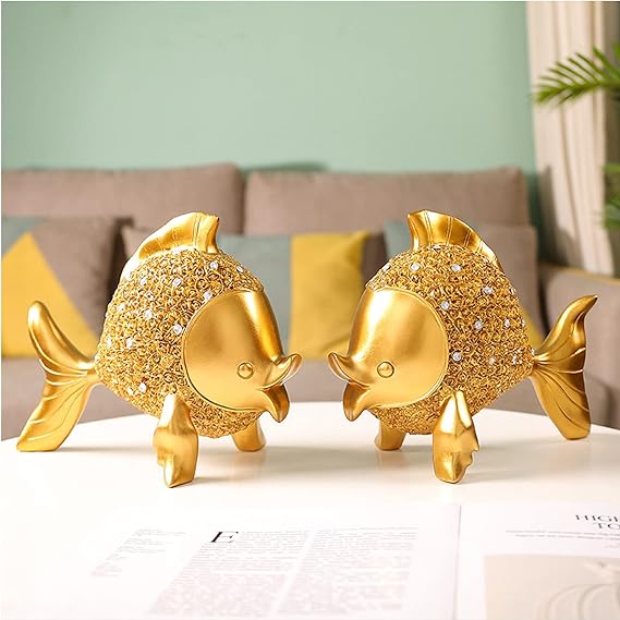 特徴:金魚デザイン: この置物は幸運の象徴である金魚をテーマにしており、2つの金魚の飾りを含んでいます。金魚は幸運と繁栄の象徴として広く認識されています。バラのレリーフデザイン: 金魚の飾りにはバラのレリーフデザインが施されており、美しさとエレガンスを追加します。バラは愛と情熱の象徴です。樹脂の手工芸品: これらの飾りは樹脂製で、手作業で作成されています。樹脂は耐久性があり、細部まで美しく仕上げられます。用途:家の装飾: これらの金魚の飾りは、リビングルーム、ダイニングルーム、寝室など、家のさまざまな部屋で使うことができます。家の内装に魅力的なアクセントを追加し、モダンな雰囲気を高めます。幸運と繁栄の象徴: 金魚は幸運、繁栄、富の象徴とされています。これらの飾りを家に配置することで、幸運を呼び込むと信じられています。贈り物: 2個のセットになっており、贈り物としても最適です。新しい家を祝う、誕生日、結婚記念日、などさまざまな機会に贈ることができます。リラックスと癒し: 金魚は水槽の中で泳ぐ様子がリラックス効果があると言われています。これらの飾りを見ることで、癒しやリラックス効果を感じるかもしれません。金魚 置物 家装飾用 金魚飾りインテリ