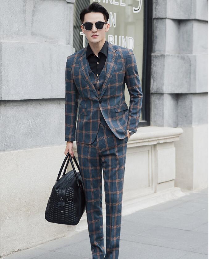 素材 ポリエステル 仕様内容 3点セット： ジャケット＋ベスト+ズボン カラー 写真通り サイズ サイズ表をご参照ください 注意事項 △スパンコールは元々取れやすい素材です。予めご了承ください。 △商品写真はできる限り実物の色に近づけるよう加工しておりますが、 お客様が使用するパソコンのモニター設定や部屋の照明により多少色の変化が感じられる場合がございます。 △表記しているサイズは平置きで採寸ですので、若干の誤差が生じる場合がございます。予めご了承下さいませ。 △生地の特性上、やや匂いが強く感じられるものもございます。 数日のご使用や陰干しなどで気になる匂いはほとんど感じられなくなります。 △糸のほつれなどについては(お客様自身でカットしていただける、 着用に問題の無い範囲のもの)返品・交換の対象外とさせて頂きますのでご了承下さいませ。 △機械による生産の為、生地の継ぎ目の若干のズレやほつれなど、形やサイズに多少の誤差が生じる場合がございます。 △また、混紡繊維によって生地の織りに他繊維が混紡している場合もございますが品質上の問題はございません。素材 ポリエステル 仕様内容 3点セット： ジャケット＋ベスト+ズボン カラー 写真通り サイズ サイズ表をご参照ください 注意事項 △スパンコールは元々取れやすい素材です。予めご了承ください。 △商品写真はできる限り実物の色に近づけるよう加工しておりますが、 お客様が使用するパソコンのモニター設定や部屋の照明により多少色の変化が感じられる場合がございます。 △表記しているサイズは平置きで採寸ですので、若干の誤差が生じる場合がございます。予めご了承下さいませ。 △生地の特性上、やや匂いが強く感じられるものもございます。 数日のご使用や陰干しなどで気になる匂いはほとんど感じられなくなります。 △糸のほつれなどについては(お客様自身でカットしていただける、 着用に問題の無い範囲のもの)返品・交換の対象外とさせて頂きますのでご了承下さいませ。 △機械による生産の為、生地の継ぎ目の若干のズレやほつれなど、形やサイズに多少の誤差が生じる場合がございます。 △また、混紡繊維によって生地の織りに他繊維が混紡している場合もございますが品質上の問題はございません。