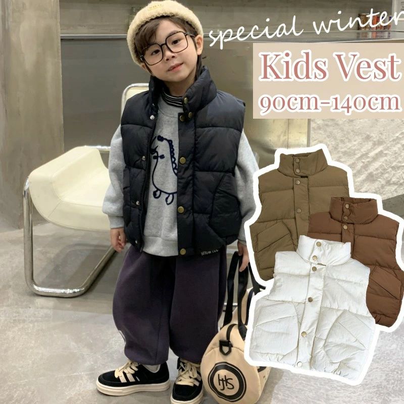 キッズ・中綿ベスト 男の子も女の子もきていただけるデザイン あったかな中綿ベストは毎年の冬定番！ 裏地フリースで保温性倍増！ お子様のお体にフィットし、とっても良い着心地が特徴です。 ふわふわボリューム感、秋・冬から春にかけて着用できるので、長くコーディネートに愛用できます。 Point1:フルジップフロント、首元から防風防寒 Point2:上質の中綿を使用 冬の防寒対策に欠かせないあたたか中綿は軽くて、保温性と優れた耐久性、お子様を優しく包み込みます。 Point3:心を込めて精密な縫製 細かいディテールまで抜かりなく作り込まれた、大人顔負けの機能的な仕様です。 一枚でも十分な防寒性があり、秋から春にかけて長いシーズンで活躍します。 肌に優しい綿シャツなので肌着としてはもちろん、これ一枚でも着用OK！ お部屋着なのにとってもオシャレで、それでいて肌着のように着心地がよくて最適に過ごせます。 出産祝いや贈り物としても大変喜ばれるアイテムです。 サイズ詳細 サイズ 部位 着丈 胸囲 90 39cm 40cm 100 42cm 42cm 110 45cm 44cm 120 48cm 46cm 130 51cm 48cm 140 54cm 50cm 素材 表地:ナイロン100%(撥水・シレー加工) 裏地:ポリエステル100% 詰物:ポリエステル100% 適用対象 ユニセックス カラー 全4色 生産国 中国 ご注意 液温は40 ℃を限度とし、手洗いができる。 塩素系及び酸素系漂白剤の使用禁止。 つり干しがよい。 アイロン仕上げ禁止。 ドライクリーニング禁止。 商品写真はできる限り実物の色に近いようにしておりますが、パソコンの画質や光線環境により実際の商品と色味・素材感が多少異なる場合がございますので、予めご了承ください。 ★商品でお気づきの点がございましたらレビュー記載前に当店までお問い合わせください。 もっと良いこと こちらが製品の簡単な紹介ですキッズ・中綿ベスト 男の子も女の子もきていただけるデザイン あったかな中綿ベストは毎年の冬定番！ 裏地フリースで保温性倍増！ お子様のお体にフィットし、とっても良い着心地が特徴です。 ふわふわボリューム感、秋・冬から春にかけて着用できるので、長くコーディネートに愛用できます。 Point1:フルジップフロント、首元から防風防寒 Point2:上質の中綿を使用 冬の防寒対策に欠かせないあたたか中綿は軽くて、保温性と優れた耐久性、お子様を優しく包み込みます。 Point3:心を込めて精密な縫製 細かいディテールまで抜かりなく作り込まれた、大人顔負けの機能的な仕様です。 一枚でも十分な防寒性があり、秋から春にかけて長いシーズンで活躍します。 肌に優しい綿シャツなので肌着としてはもちろん、これ一枚でも着用OK！ お部屋着なのにとってもオシャレで、それでいて肌着のように着心地がよくて最適に過ごせます。 出産祝いや贈り物としても大変喜ばれるアイテムです。 サイズ詳細 サイズ 部位 着丈 胸囲 90 39cm 40cm 100 42cm 42cm 110 45cm 44cm 120 48cm 46cm 130 51cm 48cm 140 54cm 50cm 素材 表地:ナイロン100%(撥水・シレー加工) 裏地:ポリエステル100% 詰物:ポリエステル100% 適用対象 ユニセックス カラー 全4色 生産国 中国 ご注意 液温は40 ℃を限度とし、手洗いができる。 塩素系及び酸素系漂白剤の使用禁止。 つり干しがよい。 アイロン仕上げ禁止。 ドライクリーニング禁止。 商品写真はできる限り実物の色に近いようにしておりますが、パソコンの画質や光線環境により実際の商品と色味・素材感が多少異なる場合がございますので、予めご了承ください。 ★商品でお気づきの点がございましたらレビュー記載前に当店までお問い合わせください。 もっと良いこと こちらが製品の簡単な紹介です