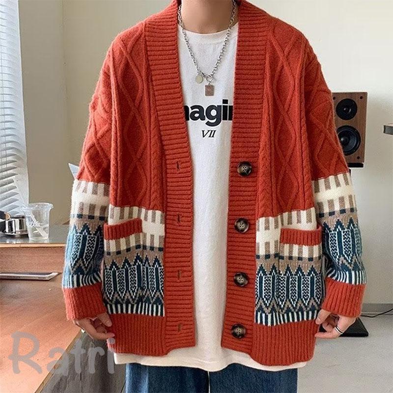 メーカー希望小売価格はメーカーカタログに基づいて掲載しています ■商品説明今年大注目のデザインですっきり上品なニット♪シンプルな定番デザインで、普段使いはもちろん、オフィスコーデ、通勤コーデにもおすすめの万能ニットです。シャツに合わせてもTシャツに合わせても、 さらっと羽織るだけで男らしさを作ることができる便利なアウターニット。インナーにはカットソーでもシャツでも合わせやすく、気軽に羽織るだけで上品なコーディネートへと昇華。一枚は欲しい重ね着のマストアイテム！春秋冬と3シーズン着用でき、羽織としてもインナーとしても 着用できる優れものです。【衣類・バッグ等、縫製品について】海外製品の為、縫製基準が日本と異なるケースもあることから縫製が雑・糸の始末ができていない等がみうけられる場合もございますカーディガン メンズ ニットコート トップス 伸縮性良い 着やせ 長袖 おしゃれ エレガント カジュアル カットソー 春 秋 カーディガン ニットセーター 長袖セーター 秋物 冬物