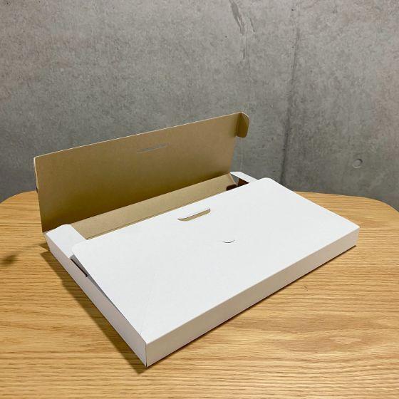 ※画像で、茶と白のボックスが映っていますがイメージです。※画像の4個重なっているBOXは上から【茶、白、白茶の表(白）、白茶の裏（茶）】です。※コチラの商品は、表は白、裏は茶のBOXになります。【ホワイト/クラフト色】リバーシブルタイプA4サイズ ゆうパケット用 段ボール箱 Gフルート（マイクロフルート）◇表がホワイトで裏がクラフト色なので、リバーシブルとして用途に合わせて使い分けができます。◇ポスト投函が可能なA4サイズで、ゆうパケット、クリックポストに対応しています。◇組み立てが簡単で、開封もミシン目入りなのでも簡単に開けれます。◇マイクロフルートとは、段の高さが0.5〜0.6mmの超極薄の段ボール（Gフルート）のことです。◇マイクロフルートは「薄い・軽い・かさばらない」だけでなく、板紙の一枚構造に比べてねじれやちぎれに強く、内容物をしっかり守る緩衝材としての役割を果たします。◇厚みのある段ボールに比べ、内容物を少し多めに入れれます。【日本製】●色：表 ホワイト　/ 裏 クラフト色●底面サイズ：A4●材質：Gフルート 白C5×C5●厚み：約 0.5〜0.6mm●サイズ（外寸）：230×330×29mm●入数：90枚