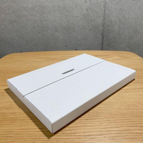 ※画像で、茶と白のボックスが映っていますがイメージです。※画像の4個重なっているBOXは上から【茶、白、白茶の表(白）、白茶の裏（茶）】です。※コチラの商品は、表裏が白のBOXになります。【ホワイト】A4サイズ ゆうパケット用 段ボール箱 Gフルート（マイクロフルート）◇ポスト投函が可能なA4サイズで、ゆうパケット、クリックポストに対応しています。◇組み立てが簡単で、開封もミシン目入りなのでも簡単に開けれます。◇マイクロフルートとは、段の高さが0.5〜0.6mmの超極薄の段ボール（Gフルート）のことです。◇マイクロフルートは「薄い・軽い・かさばらない」だけでなく、板紙の一枚構造に比べてねじれやちぎれに強く、内容物をしっかり守る緩衝材としての役割を果たします。◇厚みのある段ボールに比べ、内容物を少し多めに入れれます。【日本製】●色：表 ホワイト　/ 裏 ホワイト●底面サイズ：A4●材質：Gフルート 白C5×白C5●厚み：約 0.5〜0.6mm●サイズ（外寸）：230×330×29mm●入数：30枚