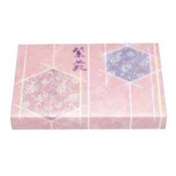 紙ボックス 90-60 しおん◇紙ボックスは多彩な柄と中仕切を組み合わせてお使いいただけます。◇イベントや会議用の予約弁当に重宝します。◇蓋の裏側には、防湿フィルムを使用しています。◇箸やお手拭が入る加工をしています。※紙ボックスのみで、中仕切は付属していません、別途中仕切をお選び下さい。●本体：レンジ不可●材質：紙・防湿フィルム●サイズ 外寸：278×180×40mm●入数：50枚