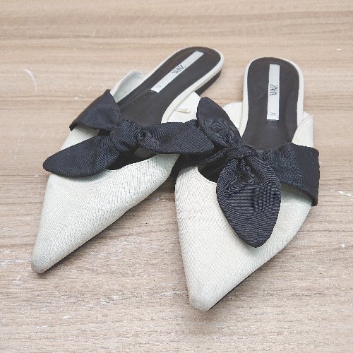 ◇ ZARA ザラ ポインテッドトゥ ペタンコ リボンモチ－フ ミュ－ルサンダル サイズ37 ホワイト系 レディース E 【中古】