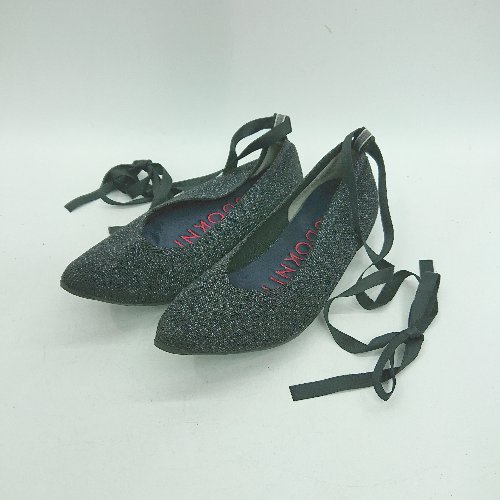 ◇ NODOKNITS ノードニット ポインテッドトゥ フラット ラメ パンプス サイズ23.0 ネイビー系 レディース E 【中古】管理番号140618007951220241114ベースS/AC付属品無使用感のある商品です。素材布系/ラバー系ソール色ネイビー系サイズサイズ23.0梱包サイズ3宅急便運賃一覧表はこちらをクリック採寸サイズ底長：約26cm　底甲幅：約8.5cm　ヒール：-cmサイズガイドはこちらをクリックコンディションレベルCコンディション詳細はこちらをクリックコンディション詳細商品状態、状態の目安につきまして、あくまでも弊社基準による目安となっております。リユース品の特性上、大小様々なダメージが発生しており、全ての商品の全てのダメージ詳細を記載する事が難しい為、目安として記載をさせていただいております。二次流通品のご理解、ご納得を頂いた上、ご購入をお願い致します。