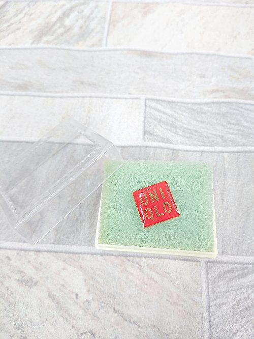 ◇ ◎ UNIQLO ユニクロ 社章 非売品 ピンバッジ ピンズ レッド ゴールド P 【中古】