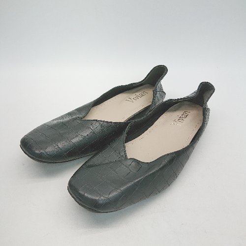 ◇ VIVIAN ヴィヴィアン スクエアトゥ 履き心地 大人 バレエシューズ サイズL ブラック レディース E 【中古】管理番号130829003338820241116ベースS/T付属品無型崩れあり素材レザー素材/ラバー系ソール色ブラックサイズサイズL梱包サイズ3宅急便運賃一覧表はこちらをクリック採寸サイズ底長：約25cm　底甲幅：約7cm　ヒール：-cmサイズガイドはこちらをクリックコンディションレベルCコンディション詳細はこちらをクリックコンディション詳細商品状態、状態の目安につきまして、あくまでも弊社基準による目安となっております。リユース品の特性上、大小様々なダメージが発生しており、全ての商品の全てのダメージ詳細を記載する事が難しい為、目安として記載をさせていただいております。二次流通品のご理解、ご納得を頂いた上、ご購入をお願い致します。