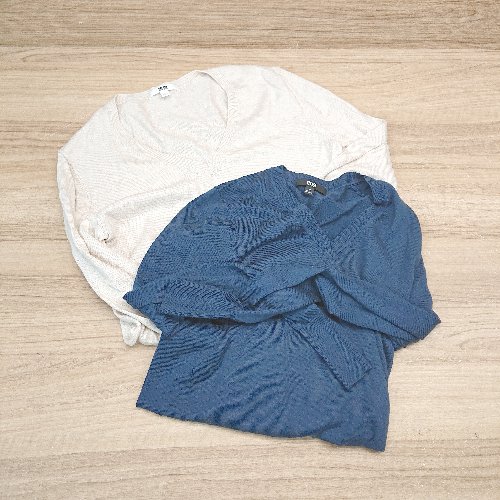 ◇ 《 UNIQLO まとめ売り2点セット サイズM Vネック 薄手 柔らかい素材 カジュアル トップス レディース..