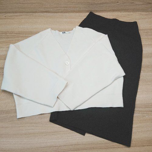 ◇ 《 UNIQLO ユニクロ まとめ売り2点セットサイズ混合 オフィスカジュアル 大人 カーディガン/スカート レディース 》 E 【中古】のサムネイル