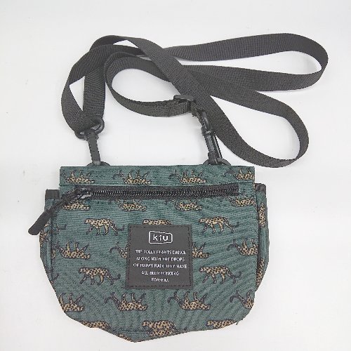 ◇ Θ KiU キウ アニマル柄 ミニショルダーバッグ ダークグリーン系 メンズ E 【中古】