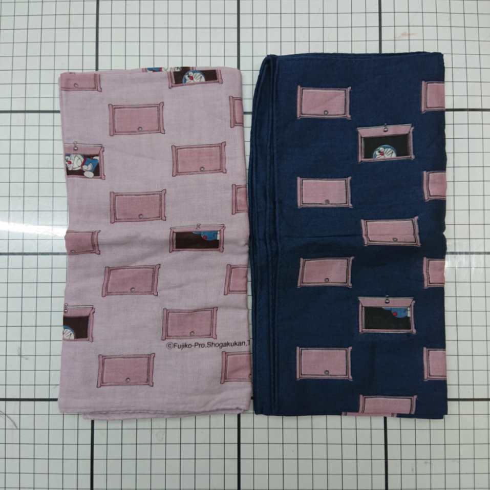 ◇ Θ 《 小学館 TV朝日 ドラえもん入り ハンカチ レディース メンズ 》 E 【中古】管理番号150826004475220251030ベースM/鈴付属品採寸は1cm格子背景で行っております。素材まとめ売り商品の為、各季節、異なる素材...