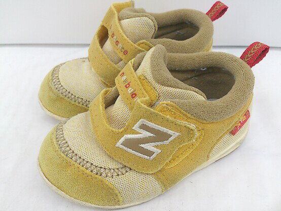 ◇ NEW BALANCE M FS123MSI キッズ ベビー スニーカー シューズ サイズ 14 イエロー系 レディース メンズ E 【中古】管理番号130405001342320230620ベースS527/横EX付属品無全体的に擦れや汚れあり踵部分に名前の記入あり素材スウェード系 ナイロン/ラバーソール色イエロー系サイズサイズ 14梱包サイズ1宅急便運賃一覧表はこちらをクリック採寸サイズ底長：約15.5cm　底甲幅：約6.5cm　ヒール：-cmサイズガイドはこちらをクリックコンディションレベルCコンディション詳細はこちらをクリックコンディション詳細商品状態、状態の目安につきまして、あくまでも弊社基準による目安となっております。リユース品の特性上、大小様々なダメージが発生しており、全ての商品の全てのダメージ詳細を記載する事が難しい為、目安として記載をさせていただいております。二次流通品のご理解、ご納得を頂いた上、ご購入をお願い致します。