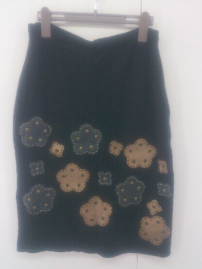 ◇ Etincelle 花ワッペン 膝丈 タイト ニット スカート サイズ T3 ブラック レディース P 【中古】