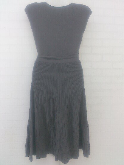 ◇ ◎ INDEX インデックス ウエストリボン付 ノースリーブ 膝下丈 ニット ワンピース サイズS ダークグレー レディース P 【中古】