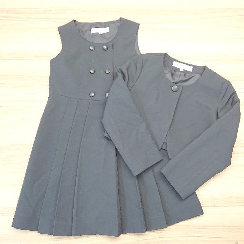 ◇ catherine cottage キッズ 女の子 入学式 卒園式 ワンピース ジャケット サイズ120 ネイビー レディース メンズ E 【中古】管理番号130829005952420241106ベースW/HM付属品無素材画像参照色ネイビーサイズサイズ120梱包サイズ3宅急便運賃一覧表はこちらをクリック採寸サイズ【アウター】着丈：約67cm　肩幅：約26cm　身幅：約33cm　ウエスト：約33cm 袖丈：-cm【インナー】着丈：約30cm 肩幅：約28cm 身幅：約37cm 袖丈：約42cmサイズガイドはこちらをクリックコンディションレベルBコンディション詳細はこちらをクリックコンディション詳細商品状態、状態の目安につきまして、あくまでも弊社基準による目安となっております。リユース品の特性上、大小様々なダメージが発生しており、全ての商品の全てのダメージ詳細を記載する事が難しい為、目安として記載をさせていただいております。二次流通品のご理解、ご納得を頂いた上、ご購入をお願い致します。