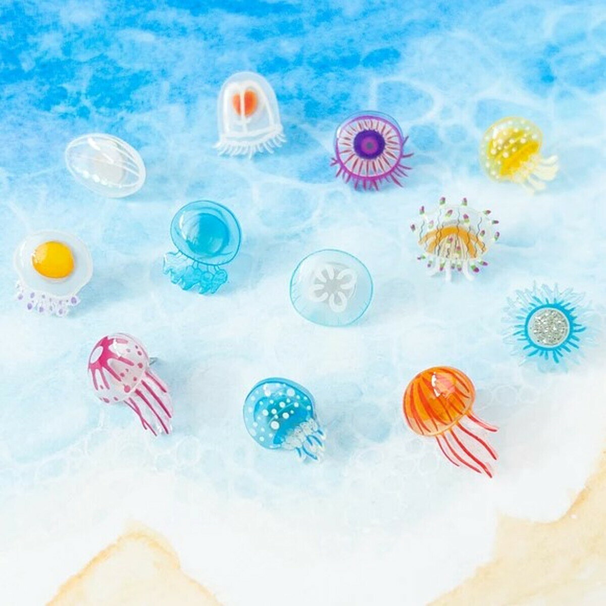 カイセイ加工(透明屋パク)の「クラゲピンバッジ 選べる2匹」　海の生き物　アクセサリー　レディース　可愛い　カラフル　日本製　ナチュラル　プチギフト　ギフト｜アングル3