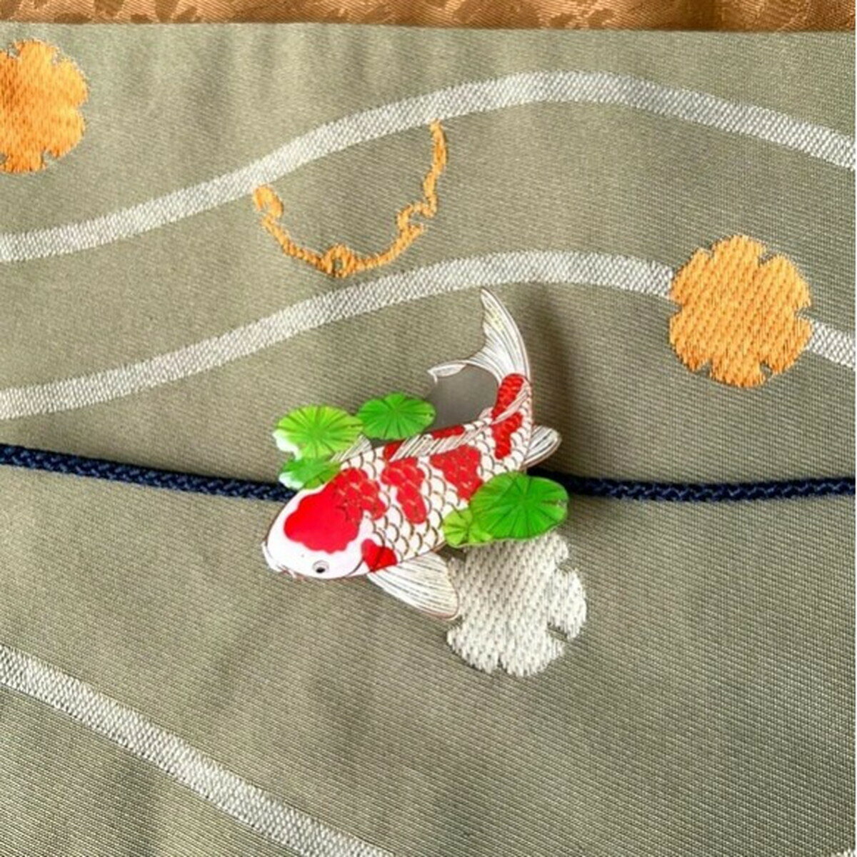 「鯉と蓮の葉 帯留め」 鯉 蓮の葉 蓮 帯留め ピアス イヤリング 海の生き物 魚 アクセサリー レディース 可愛い カラフル 日本製 ナチュラル プチギフト ...