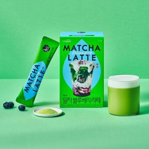 抹茶ラテ &nbsp; 抹茶クリームバニララテ &nbsp; 抹茶オートミールラテ 抹茶ブルーベリーラテ &nbsp; 抹茶ストロベリーラテ &nbsp; 抹茶ピーナッツラテ ✓パッケージデザイン等は予告なく変更される場合がございますので、ご了承ください。 内容物 200g(20g×10包) 賞味期限 別途表記 保存方法 直射日光や高温多湿を避けて常温で保存してください。 原材料 コーンシロップ、デキストリン、ココナッツオイル、脱脂粉乳、リン酸二カリウム、カゼイン、リン酸カルシウム、食塩、ブルーベリーパウダー、抹茶パウダー、（一部に乳成分を含む） 商品説明 韓国の人気JARDINのブランド「カフェモリ」から、済州島産の有機抹茶を贅沢に使用した抹茶ラテが登場！ ジャデンのカフェモリ抹茶ラテ6種は携帯と摂取が簡単なスティック型パウダータイプで発売され、いつでもどこでも温かく、または涼しくお好みで選んでお楽しみいただけます。 濃い抹茶にさわやかなブルーベリーを加え、 さわやかで香ばしい抹茶ブルーベリーラテです。 こんな方におすすめ ・おうちで簡単にカフェ気分を味わいたい方 ・抹茶好き、韓国カフェドリンクが好きな方 ・手土産やギフトにもぴったり [おいしい飲み方] HOT（ホット）： 1. 抹茶パウダーを入れる。 2. 熱湯140mLを注ぐ。　*熱湯（85℃） 3. 完璧に仕上がったクリーミーな抹茶ラテをお楽しみください。 ICED（アイス）： 1. 抹茶パウダーを入れる。 2. 熱湯70mL + 氷70gを加える。*熱湯（85℃） 3. さっぱり仕上がった抹茶ラテをお楽しみください。 [栄養成分表示:1包(20g)当たり] エネルギー 90kcal / たんぱく質 1g / 脂質 3g / 炭水化物 15g / 食塩相当量 0.20g 原産国 韓国