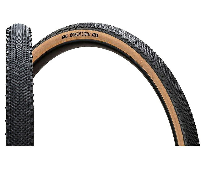 ・チューブレスレディタイプのグラベルバイクタイヤ「BOKEN」にLIGHTシリーズが待望のタンカラーで登場・従来より細いケーシングがタイヤのしなやかさを生み出し、ハードなグラベルを走行するライダーの負担を軽減・センターはダイヤ目でサイドのノブはスムーズで安心感のある走りを生むトレッド設計・構造を再設計し、120TPIケーシングでしなやかな乗り心地を実現・通常モデルに対し約9％の軽量化を実施・アラミドビード ■重量 430g■サイズ 700×36C（ETRTO：36-622） ※嵌合時はチューブレスタイヤ専用タイヤレバー（200-68201）をご使用ください。※タイヤのみ