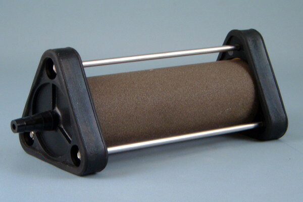 ◆製品の仕様◆ 製品寸法：直径約50mm×長さ約200mm 製品重量：約700g ホース差込口：内径8～12mmのホース用 推奨風量：8リットル前後 50φシリーズはセラミック部分の直径が約50mmとなっています。 50φ×150はセラミック部分の長さが約150mmですが、チューブの差込口まで含めた長さは約200mmとなっています。 重量が約700gと重いので、設置や移動の際に水槽の底などを傷つけたりしないように、三角のプラスチック部分をゴムカバーでおおってあります。 セラミックをガードする形になっている金属バーはステンレス製ですので錆びにくいです。 また接着剤など使わずにネジで締める構造となっておりますので、市販のボックスドライバーを使って分解することが出来ます。 分解することで熱などに弱いプラスチック部分をはずせば、煮沸や洗浄液に漬けるなどしてストーン部分を再生させることが可能です。 ホース差込口は竹の子状になっていますので、内径8～12mmのホースを差し込むことが出来ます。