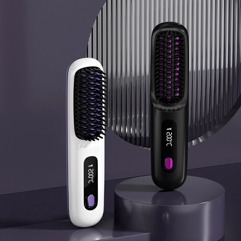 商品情報■ 約30秒で急速加熱電源を入れて約30秒で使用可能。忙しい朝でもすぐにスタイリングできます。■ マイナスイオン機能マイナスイオンが髪の広がりや静電気を抑え、まとまりのあるツヤ髪へ導きます。■ セラミックコーティングブラシ部分にはセラミックコーティングを採用。熱を均一に伝え、髪へのダメージを軽減しながら滑らかな使い心地を実現します。■ 誤操作防止ロック機能使用中の誤操作を防ぐロック機能付き。安心してスタイリングをお楽しみいただけます。■ 海外対応（100〜240V）海外電圧対応なので、旅行や出張にも便利。※変換プラグは別途ご用意ください。ヒートブラシ コードレス 3段階温度調整 マイナスイオン 2WAY やけど防止 カール ストレート 全髪質対応 ヘアアイロン ツヤ感UP ストレートブラシ パサつき防止 急速加熱前髪 ヘアアイロン ヘアアイロン ツヤ感UP ストレートブラシ パサつき防止 急速加熱前髪 ヘアアイロン 5