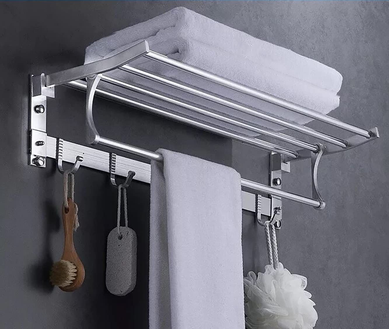 【製品仕様】商品名：タオル掛け / バスタオル ハンガー 本体サイズ: 60*19*12cm カラー：シルバー【便利なデザイン】2段式で回転可能なタオルラックは、スペースを節約します。上段にはバスタオル、衣類、タオル、シャンプーなどを置くことができます。回転可能な棚には汚れた服や着替え、タオルをかけることもできます。5つの可動フックがあり、ブラシ、バスボール、ドライキャップ、櫛などの様々な小物をぶら下げるのに便利です！【優れた材質?多場合適用】高品質の宇宙用合金材料を採用し、耐食性、耐摩耗性、寿命が長い。優れた金属素材で、湿った浴室、シャワーブース、プールでも、腐らない。玄関、リビング、バスルーム、キッチン、プール、オフィス、ホテルなどあらゆる場所で使用可能。【取り付けやすい】接着剤の取り付けまたは穴あけの取り付けを選択できます。パッケージには日本語の説明書と、組み立てが必要な部品が付属しています。初めて使うときは軽く拭けばいいので、接着剤を使って取り付けた後、48時間放置して使います。【品質保証】万が一場合や商品不具合がありましたら、お気軽にご連絡ください。私たちは敬虔にあなたのために奉仕します!!