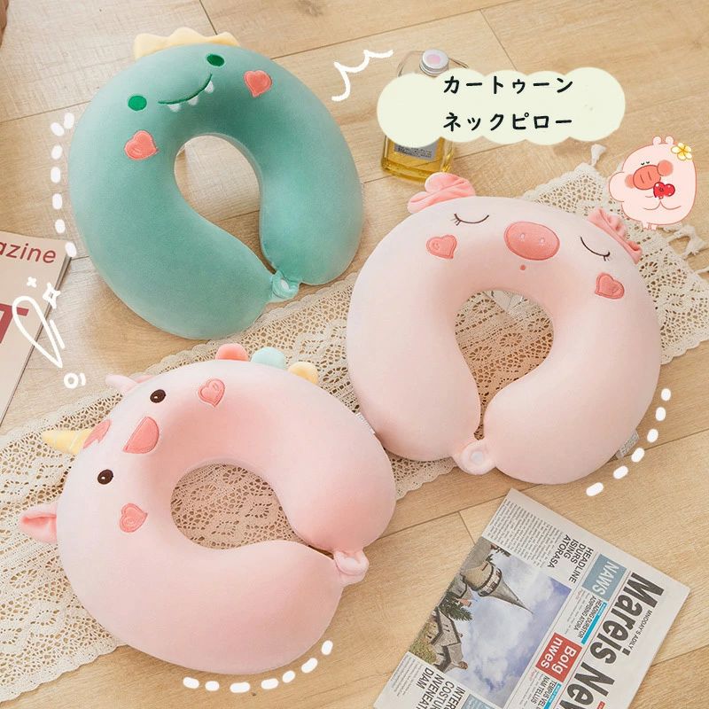 【かわいさと快適さを両立！】旅行に最適なネックピロー！ 「ネックピロー」で、長時間の移動も快適に過ごしましょう！飛行機、車、新幹線、電車、夜行バスなど、どんな移動でもサポートしてくれます。 低反発素材を使用した「首枕」は、首や肩の負担を軽減し、仮眠や休憩中もリラックスできる快適なサポートを提供。U型デザインで、男性・女性、子供まで幅広く使えます。 さらに、可愛い動物デザインが特徴！旅行中や出張中でも、癒されること間違いなし。折りたたみ式でコンパクトに収納でき、車用としても便利に使えます。 軽量で携帯に便利、海外旅行にもぴったり！エアータイプで手軽に持ち運べ、どこでも気軽に使えます。 「ネックピロー」で、移動中の疲れを軽減し、リラックスした旅をお楽しみください！今すぐゲットして、かわいく快適な移動時間を手に入れましょう！ 【おすすめ】可愛い動物デザイン、低反発素材で快適なネックピロー！
