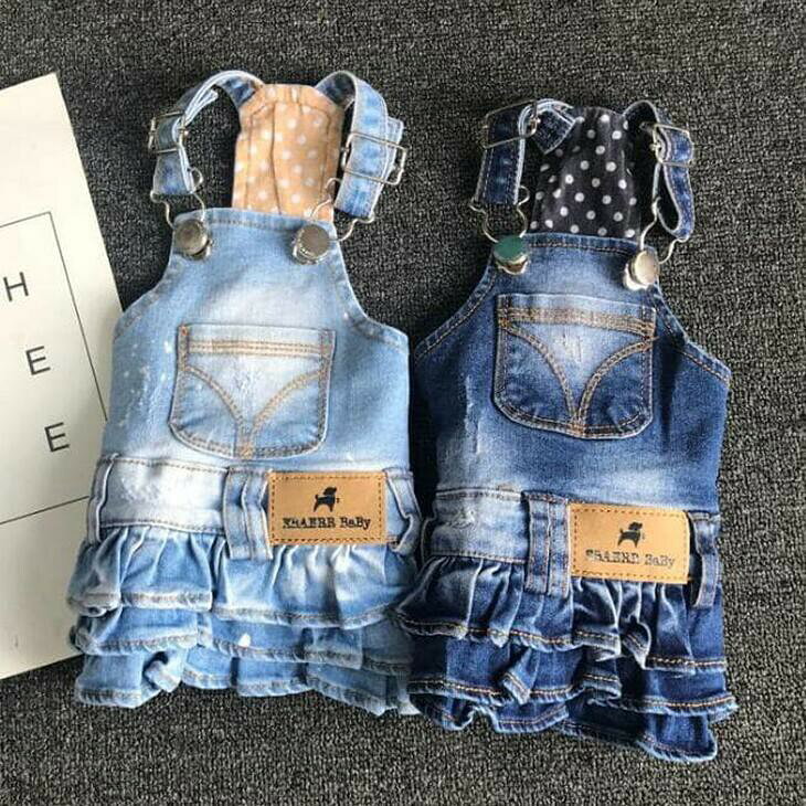 犬服 犬 つなぎ ペット服 ペット つなぎ 犬用洋服 ペット服 犬 小型犬 洋服 ペット用品 犬 おしゃれ かわいい デニム 犬服 春夏 ワンピース 犬服 春 犬服 秋 裏起毛なし 犬 デニムつなぎ 小型犬服 犬 スカート付き 夏服 秋冬 ペット ワンピース 犬 お散歩服 犬服 女の子 ドッグウェア 犬服 男の子 簡単着脱 短毛犬用商品紹介おしゃれなデニム風ワンピース型の犬用洋服です。小さなポケットやフリルデザインが可愛らしく、ワンちゃんに人気のデニムスタイルを手軽に楽しめます。軽やかで動きやすい作りなので、普段使いはもちろん、お出かけや写真撮影にもぴったり。愛犬の可愛さを引き立てる、おしゃれで実用的なアイテムです。スペック【サイズ】Sサイズ：バスト30cm / 背長23cmMサイズ：バスト36cm / 背長28cmLサイズ：バスト40cm / 背長31cmXLサイズ：バスト48cm / 背長34cm豊富な4サイズ展開で、小型犬からやや大きめの犬まで幅広く対応します。サイズ表を参考に、ぴったりのサイズをお選びください。【カラー】ライトブルー、ダークブルーの2色から選べます。明るい色味のライトブルーは春夏の爽やかコーデに、深みのあるダークブルーは落ち着いた印象で秋冬にもおすすめです。【素材】柔らかく程よい厚みのデニム調生地を使用。動きやすく、耐久性もあるため活発なワンちゃんにも安心して着せられます。裏地はドット柄で肌あたりも優しい設計です。【仕様】肩紐は調整可能なバックル付きで、着脱が簡単です。前胸部分には小さなポケット付き、ウエスト周りはフリルデザインで女の子らしい可愛さを演出します。お尻部分にはブランドタグがアクセントに。注意事項・輸入時期や製造ロットにより、同じ柄でも色味やサイズに違いが生じる場合がございます。・モニターや撮影環境により、実際の商品の色と若干異なる場合がございます。・海外製品につき、日本製品より縫製が甘い、若干の汚れ等ある場合がございます。・ご注文後、在庫切れや入荷遅延が生じることがございますので、余裕をもってご注文ください。・使用時の破損や事故等につきましては責任を負いかねます。・輸入品の為、輸送の際に生じるキズ・汚れ・箱潰れがある場合がございますが新品です。・サイズ・重量は、多少の誤差が生じる場合がございます。・あくまで画像はイメージですので、商品改良の為パッケージや一部仕様が少し変更になる場合もございます。・お使いのブラウザや設定により、画像と実際の商品との若干の色の違いが生じる場合がございます。・海外製品につき、糸のほつれ・ゆがみ・縫製の甘さ等がございます。 ご理解の上、ご購入をお願いいたします。