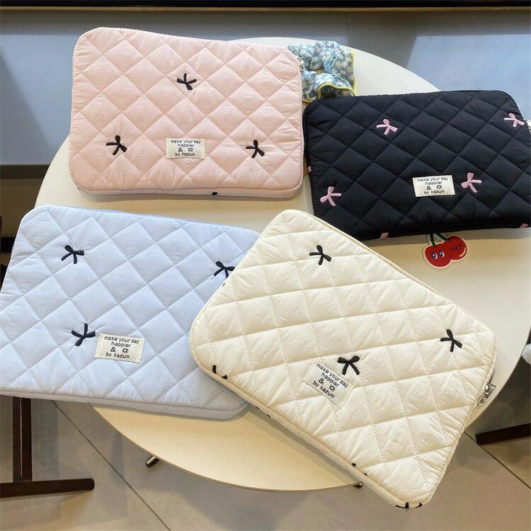 商品説明商品内容パソコンケース 素材ボリエステルなど生産国中国対応機種11インチ-外寸約28*21*2cm13-14インチ-外寸約35.5*26*2cm15-15.6インチ-外寸約39*28*2cm注意書き※商品写真は、できる限り現品を再現するように画像処理などの補正を行っておりますが、ご利用のモニターや環境により差異が生じます。予めご了承ください。※画面保護フィルムの形状により本製品と併用できない場合がございます。材質の特性上、折り曲げたり強い衝撃を与えますと破損する恐れがございます。着脱の際などお取扱いにご注意ください。本製品ご使用における人体・スマートフォン本体を含む持ち物・データなどの損傷、破損に対し、弊社は一切の責任を負いかねます。細部のデザイン等が予告なく変更になる場合がございます。※生地の特性上、多少ニオイがある場合がございますが、日陰干しで数日干していただくか、あるいは数回ご使用していただく間に、 ニオイは気にならなくなります。※上記の数値は、実測によるものです。多少の誤差はご容赦ください。※仕様は予告なく変更される場合があります。（ご使用に差し支えない程度）その他・ご注文後、5営業日以内に配送手続きをいたします。配送作業完了後、5〜9日程度でのお届けとなります。（詳しい納期情報が商品ページにてご確認ください）?当店でご購入された商品は、原則として、「個人輸入」としての取り扱いになり、中国からお客様のもとへ直送されます。?通関時に関税?輸入消費税が課税される可能性があります。?個人輸入される商品は、全てご注文者自身の「個人使用?個人消費（日本に居住する者に寄贈される物で、当該寄贈を受ける者の個人的な使用に供される場合を含みます。）」が前提となります。第三者への譲渡?転売が法令で禁止されるもの（医薬品、医薬部外品、化粧品等を含みますが、これに限られません。）もございますのでご注意下さい。?一部商品は国内の提携先倉庫から配送されます。?国内配送の商品は国内でのお買い物と同じく消費税が発生いたします。関税はかかりません。