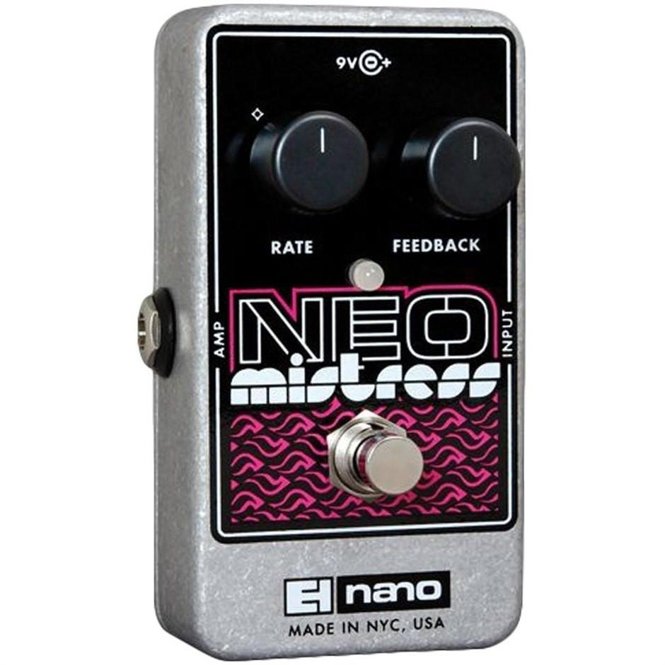 Neo Mistressは、ギター本来の原音を大切にしたままで、上品なフランジサウンドから激しいメタルフランジまで幅広い効果を得られます。 小さくてもミストレス・シリーズの特長である、揺れがないフランジャー「フィルターマトリックス・モード」を搭載しています。 Rateつまみを11時より下げた所でフィルターマトリックス・モードになり、フランジャーサウンドの揺れを途中で止めたようなサウンドになります。 Feedbackノブと組み合わせて使用するとフィルター・マトリックスのトーンを設定できます。 上品なサウンドから鋭く尖ったパッツパツのフランジャーまで、エレハモらしく薄くところから濃いところまで振れ幅の広いフランジャーです。 ●Flanger/Filter Matrix Mode(Rateノブで設定可能) ●Status LED(フランジャーのスイープレンジによって赤→緑へと変化します) ●True Bypass ■サイズ:72mm(W) x 110mm(D) x 50mm(H) ■重量:240g
