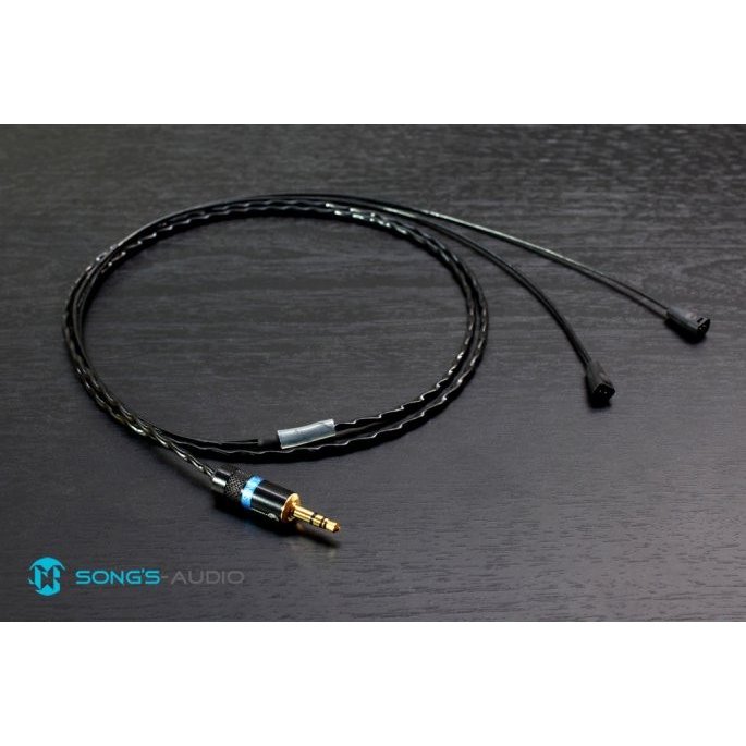 Sennheiser専用に設計された、非常にパワフルでウォームなサウンドなケーブル"Night Stalker" 高音質における金属音の様な高音や、固すぎる聞き疲れする低音を可能な限り削減することにより、長時間のリスニングでも耳を傷めません。 オリジナルケーブルよりも力強く、太い音で迫力感のあるサウンドです。 IE80で使用すると、そのダイナミックさや暖かさは残しつつ、全体的に明るく、メリハリのある音にしてくれます。 質量の多い低音域はタイトになり、キック、バスドラのアタックはかなりハッキリとします。 シンバル、スネアのアタックのニュアンスもしっかり描き出し、高音も痩せることなく、艶をもちつつ抜けが良いです。 情報量が増え、全体的に音場が広がり、臨場感、立体感が増し、非常にバランスのいい音でまとまりがあり聞きやすいのでクラシックからロックまで幅広く楽しめます。 入門機でありながら、リケーブルの効果を大きく感じさせてくれる一品です。 ●IE80(IE8)の濃厚な低音を、解像度を上げてタイトな響きへ ●一つ一つの音のアタックにメリハリを与え、迫力のある音に ●重低音の表現力の高さでロック、ジャズの臨場感を味わわせてくれるケーブル ●推奨ジャンル：ロック、ジャズ 高音中音低音解像度音圧 444.544.5 ClassicDanceJAZZPOPS 4444 対応機種・IE8・IE80 長さ約120cm カラー・Black ケーブル素材・OFC (Oxygen-free copper) Silver plated wire コネクター素材・24K Gold plated copper pin connectors プラグ素材・Neutrik 3.5mm金メッキストレートプラグ 保証90日保証 (断線による修理及び,交換は一度まで) ※プレイヤーに接続した際に、プラグがわずかにあきますが、商品の仕様によるものです。 また、ケーブルを外すときは必ずケーブルのプラグ部分を持ち引き抜いてください。 ケーブル部分から引き抜くと破損する可能性がございます。