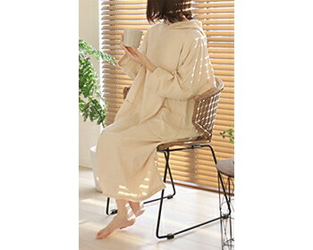 ●サイズ／着丈：約108cm、身幅：約68cm、裄丈：約58cm●重さ／約540g●素材／綿100％●生産国／中国・お風呂ポンチョ、ルームウェア、授乳、サウナポンチョ、いろんなシーンをこの一着で気軽に。・お風呂上りはそのままほっと一息。・そのまま着ていたい肌ざわりのポンチョ。・両側スリット入りで動きやすく、大きめのダブルポケット付き。・大きめフード付き、前開きボタンあり。※濃色の場合は、濡れた状態や強い摩擦により合成皮革や他のものに色移りする恐れがあります。※濃色については白物と一緒に洗わず洗濯後は放置することなく、すぐに干してください。濡れたままで放置しますと色移りする事があります。※淡色は蛍光洗剤をご使用ください。※形を整えて陰干ししてください。※素材の性質上ピリング（毛玉）が発生する場合があります。出来てしまったら引っ張って取ろうとせず、小さなハサミで丁寧に取り除いてください。※アイロンはあて布を使用してください。※染料使用した染め物ですので多少の色落ちはいたします、ご了承ください。※生産時期により、生地・ボタンの色に多少の色差がございます。【丸昌】