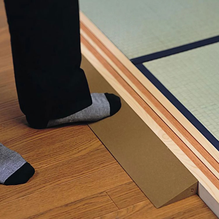 段さ解消スロープ Lスロープ 高さ6cm×長さ80cm×幅18cm TL-060 TL-160 レイクス21 | 段差 スロープ 高さ調節 介護用品 住宅改修 つまずき 転倒 予防 対策 室内用 屋内用 両面テープ貼り付け カット可 福祉用具 高齢者 お年寄り 老人 シニア 年配 歩行サポート 補助 2
