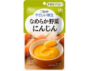 ●原材料／野菜（にんじん（国産）、たまねぎ）、乳酸発酵卵白（卵白、植物油脂、砂糖、果糖ぶどう糖液糖）、マーガリン、植物油脂、濃縮にんじん、砂糖、濃縮オレンジ果汁、乳たん白加工品、食物繊維、酵母エキスパウダー、食塩、香辛料／増粘剤（加工でん粉、キサンタンガム）、卵殻カルシウム、調味料（アミノ酸）、ビタミンC、（一部に卵・乳成分・小麦・オレンジ・大豆を含む）●栄養成分／（1袋当たり）エネルギー74kcal、たんぱく質0.9g、脂質5.4g、炭水化物6.4g、食塩相当量0.4g●アレルギー／卵・乳成分・小麦・オレンジ・大豆●賞味期限／製造後2年1ヶ月●ユニバーサルデザインフード／かまなくてよい（区分4）●生産国／日本・素材の風味をいかした、なめらかな食感のペースト食です。・にんじんとじっくり炒めて甘みをひきだした玉ねぎをなめらかに裏ごししました（にんじん25％使用）。・牛乳75mLを目安に加えて温めると、スープとして召しあがれます。・直射日光を避け、常温で保存してください。【キユーピー】