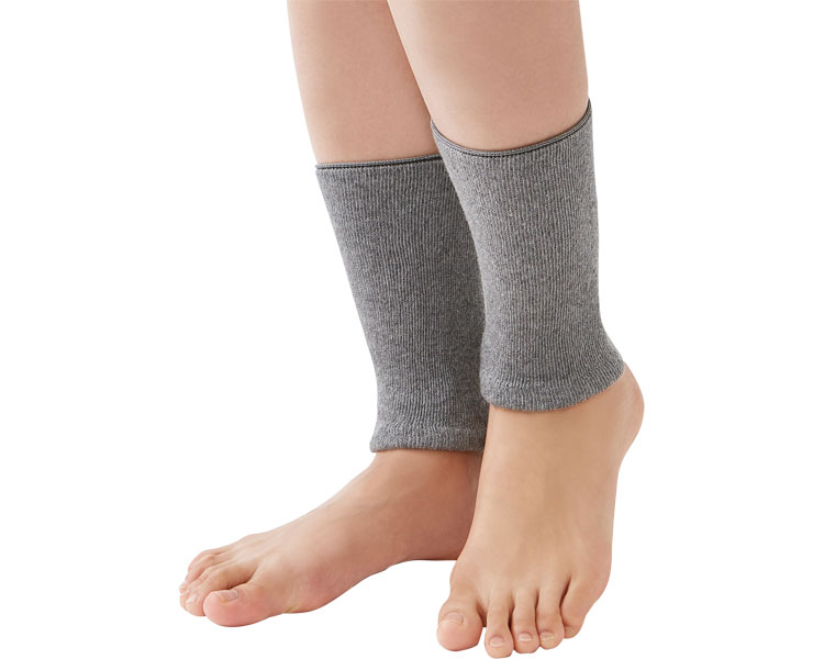 ●サイズ／足首回り：20〜35cm対応●素材／綿、レーヨン、他●生産国／日本・冷えからくる関節の悩みに・・・。・冷えやすい足首もぽっかぽか！・オーミケンシ株式会社紀州備長炭繊維使用。・備長炭の消臭効果を活かして気になるイヤな臭いもしっかり消臭。・遠赤外線を放射すると言われる備長炭の練り込み繊維を使用して、冷えからしっかりと守ります。・ゆったりのび〜る伸縮性。ゴム口が無いので締め付け感がありません。のびのび構造。・こだわりの日本製。【セルヴァン】