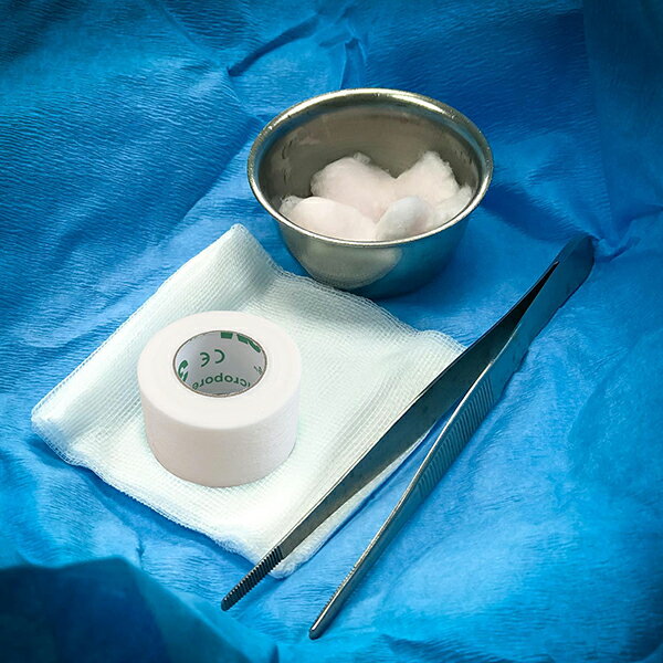 【12個入 幅25mm】【不織布タイプ】3M(スリーエム) マイクロポア サージカルテープ ホワイト(白) 肌なじみの良い絆創膏【メディカルテープ】傷あとの保護・まつエクの施術・美容ケア 【パッケージが新しくなりました】 3