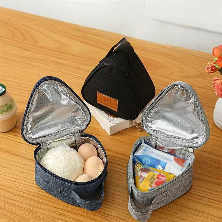 APAAPAの2点セット おにぎりケース 三角 おにぎり型 おにぎりポーチ バッグ 子供 大人 鞄 弁当袋 持ち手付き ファスナー 無地 シンプル カジュアル 保温 保冷 防水 携帯用 持ち運び お弁当グッズ ランチバッグ キッチン用品｜アングル3
