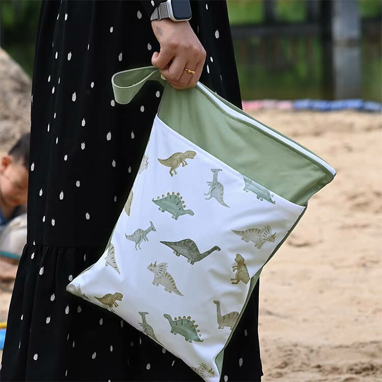 APAAPAの2枚セット オムツポーチ 撥水加工 防水バッグ 洗える 防水 バック 袋 濡れた水着を入れる袋 水着入れ 汚れ物入れ 水着 水泳 汚れ物 タオル 赤ちゃん 防水ポーチ 子供 大人 保育園 銭湯 お風呂 温泉 海 プール おしゃれ プレゼント｜アングル2