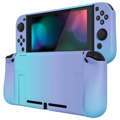 NintendoSwitchに対応特別にデザインされています。人間工学に基づいたグリップカバーでデバイスをカスタマイズして、快適なゲームセッションを体験できます。 精密にカットされたケースは皆様のデバイスをぴったりとします。分割デザインはカスタマイズのため、多くのスペースを提供します。すべての機能に邪魔することなくアクセスでき、ケースを取り外さずにコンソールから左右のJoyconを自由に取り外すことができます。 丈夫なケーシングは衝撃を吸収と傷を防止するPC素材で作られ、デバイスを全面的にしっかり保護し、日常の使用による傷、ホコリ、落下などを防ぎ、デバイスの寿命を延ばします。 流線型デザインされたジョイコンケースはスイッチを握った時の疲れを軽減し、手首と手の適切な配置でガイドし、長時間のゲームをしても快適です。 強化ガラススクリーンフィルムが厚い場合は、ドックには対応できないかもしれません。したがってミディアムの厚さのスクリーンフィルムを使用するほうがいい。コンソールは別の保護ケースを使っていると、ドックに対応できません。