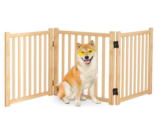 【折りたたみ式で便利な犬用フェンス】風琴のような折りたたみ式デザインは、設置場所に応じて形状やサイズを調整できるため、狭いスペースでも利用しやすいです。使用しない時は折りたたむことができるので、収納が簡単で場所を取らず、便利です。 【工具不要!開くだけで簡単設置】自立式ペットゲートは壁に穴を開ける必要がなく、工具を使わずにすぐに開いて立てることができるため、誰でも簡単に設置できます。 【犬に安全な自由空間を】犬が自由に動き回れるスペースを提供し、外からの危険や逃げ出すリスクを防ぎます。犬用フェンスは犬の安全と快適さを提供するだけでなく、飼い主にとっても便利なアイテムです。 【自然な美しさ】天然の松材を使用しており、塗装や刺激臭が全くなく、環境にも優しいため、安心してご利用いただけます。木の温かみと自然な風合いで、どんなお庭にも馴染みます。 【商品仕様 】材質:純天然の松材。展開時サイズ(約):高さ58cmx幅175cm。収納時サイズ(約):高さ58cmx幅58cm。セット:パネル3枚、滑り止めシート6個、補助スタンド2個。玄関でもキッチンでも寝室でも使えます。